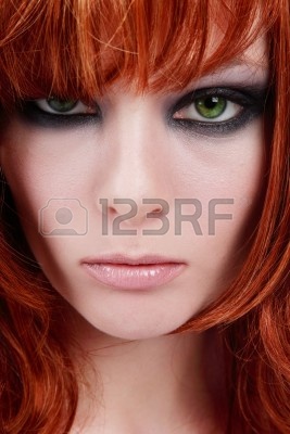3267340-close-up-ritratto-di-bellissimi-capelli-rossi-dagli-occhi-verde-scuro-con-la-ragazza-alla-moda-trucc